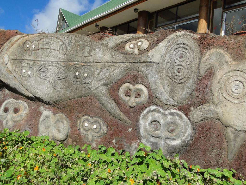Tupa Hotel Hanga Roa Esterno foto