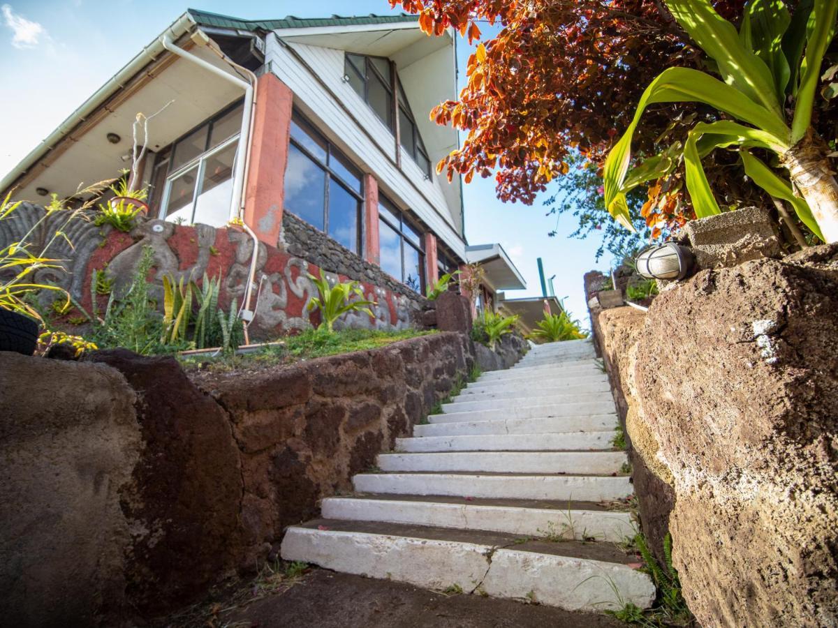 Tupa Hotel Hanga Roa Esterno foto