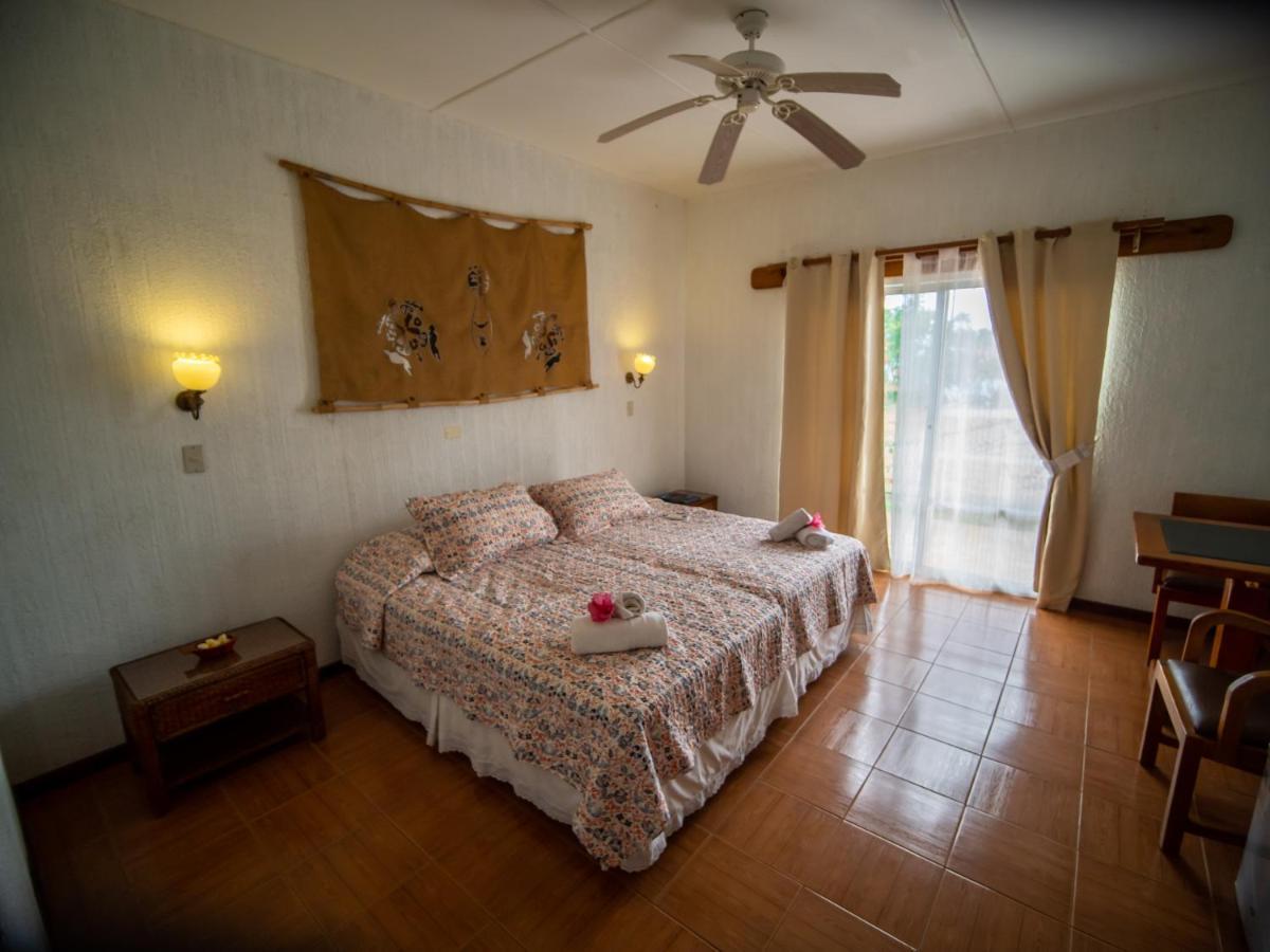 Tupa Hotel Hanga Roa Esterno foto