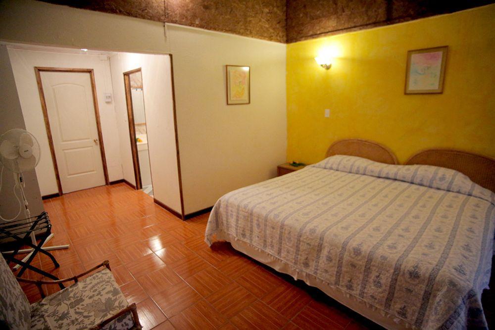 Tupa Hotel Hanga Roa Esterno foto