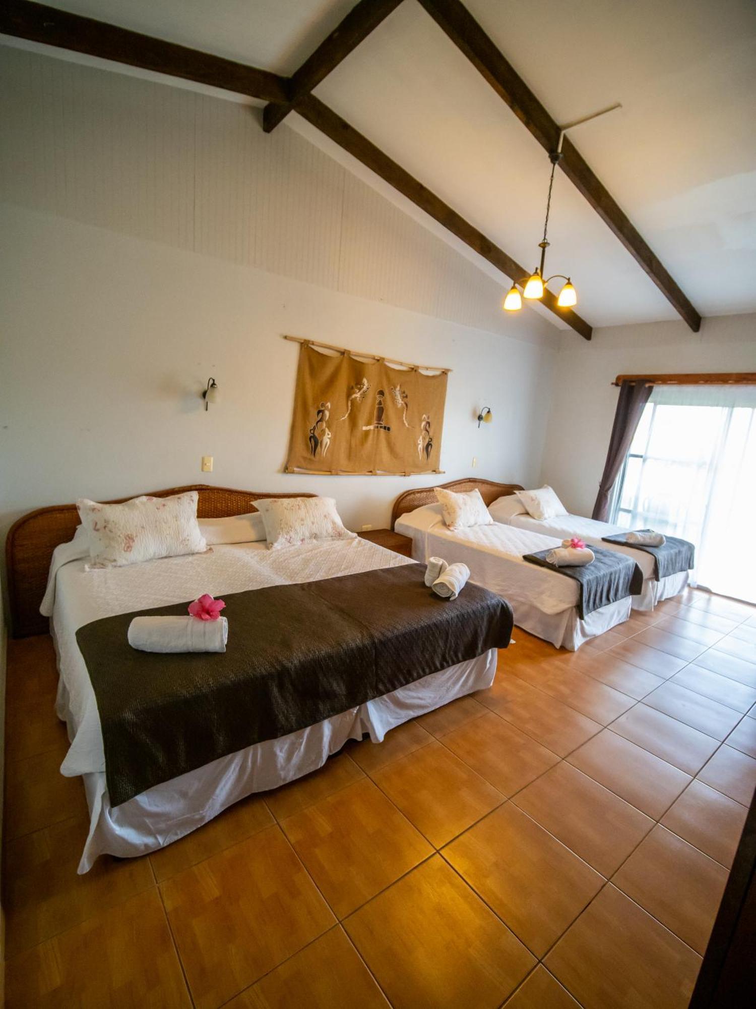 Tupa Hotel Hanga Roa Esterno foto