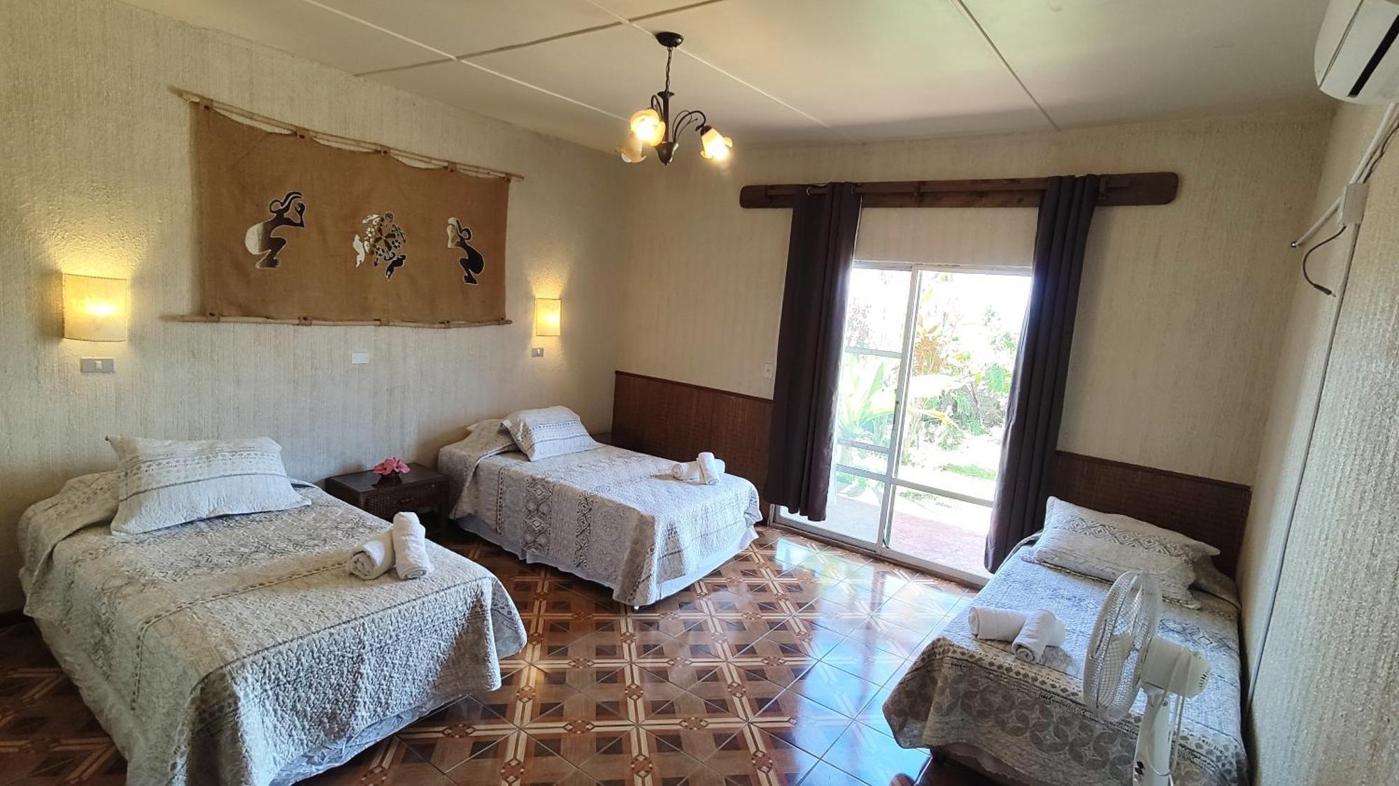 Tupa Hotel Hanga Roa Esterno foto