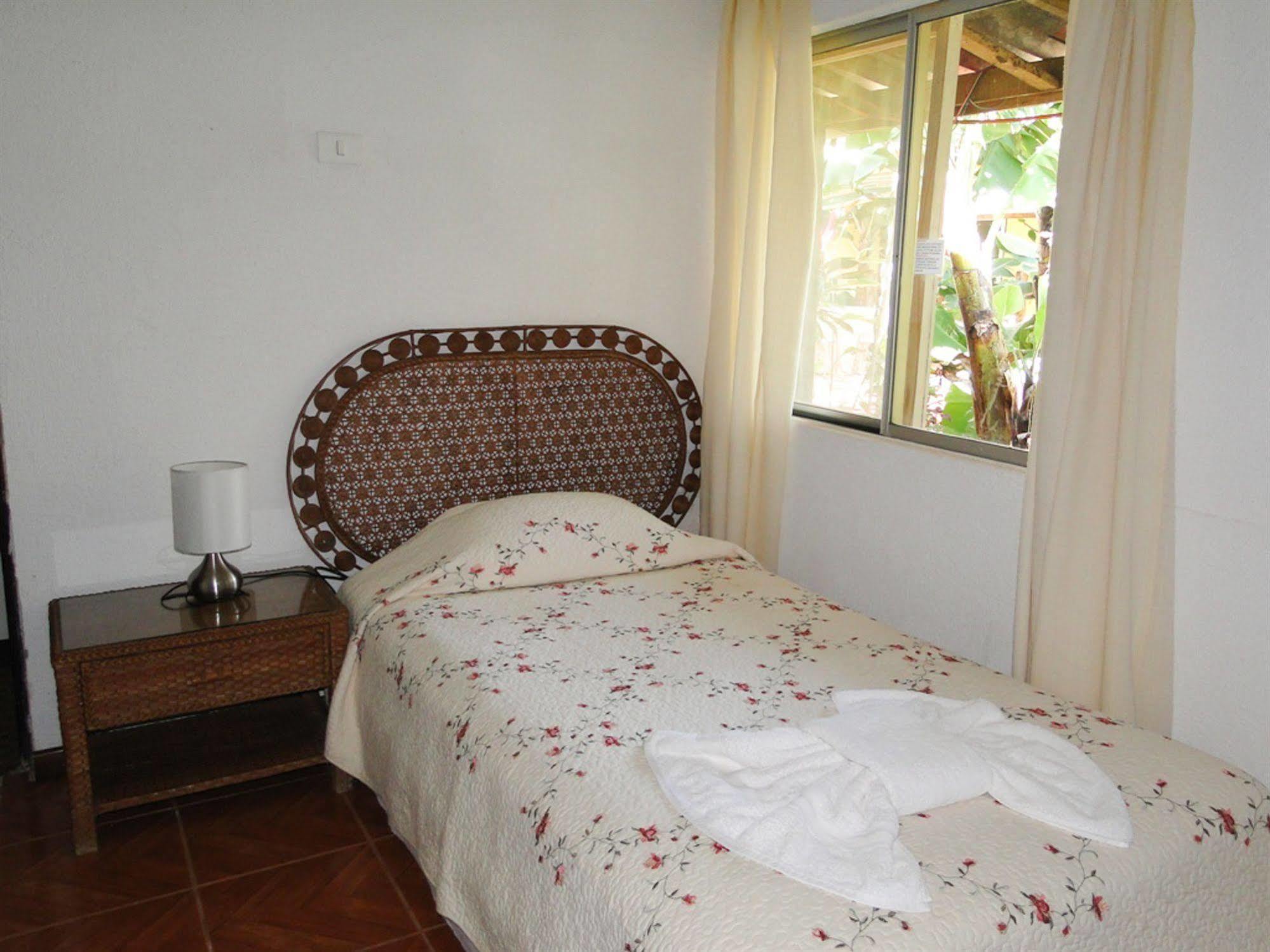 Tupa Hotel Hanga Roa Esterno foto
