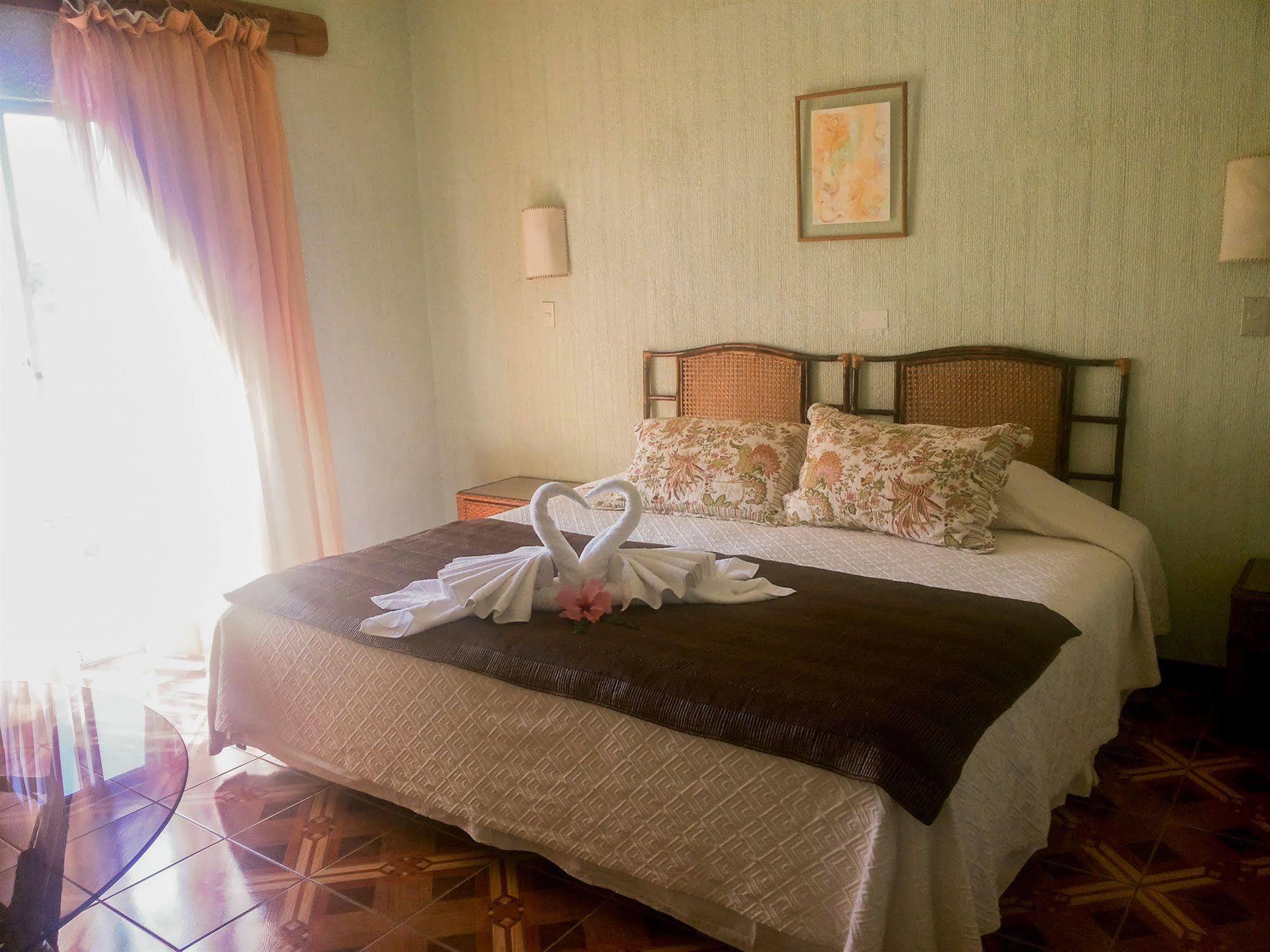Tupa Hotel Hanga Roa Esterno foto