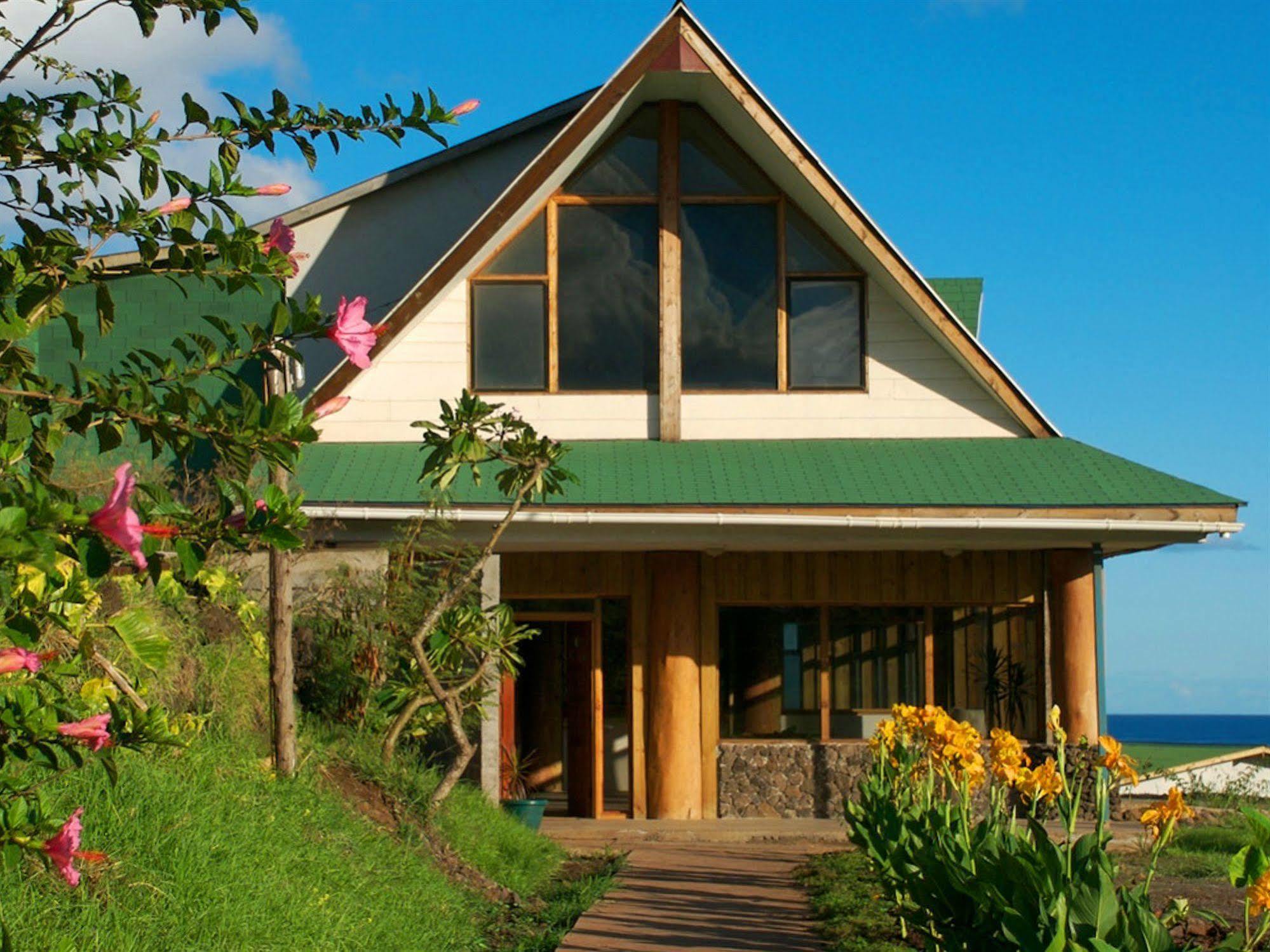 Tupa Hotel Hanga Roa Esterno foto