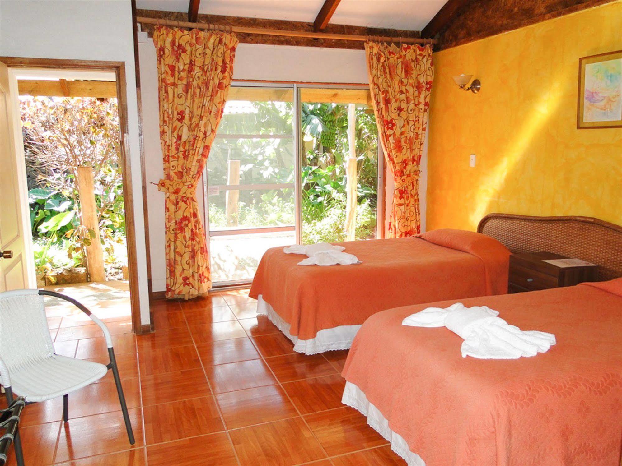 Tupa Hotel Hanga Roa Esterno foto